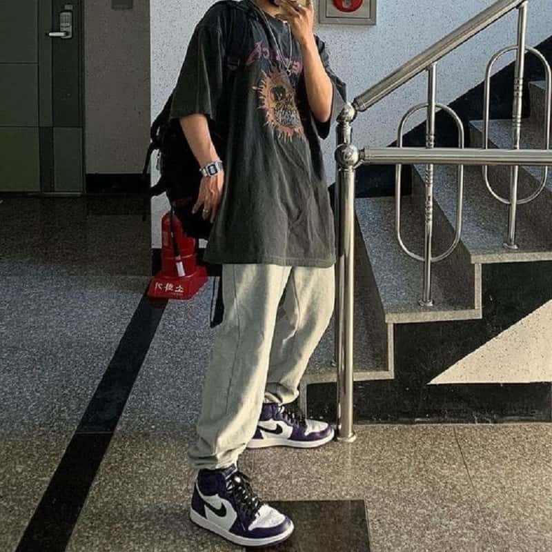 Phối giày Jordan 1 High với Jogger thun và áo thun unisex
