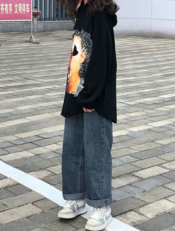 quần jean nữ ống rộng với áo thun dài tay