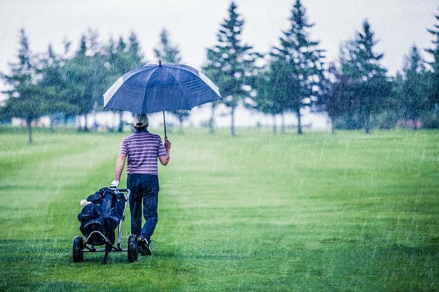 mang ô khi chơi golf dưới trời mưa
